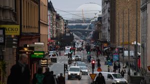 Också affärer och köpcentrum måste begränsa hur många kunder de släpper in samtidigt. Bilden är tagen i Stockholm den 10 januari. Människor på Södermalm i Stockholm.