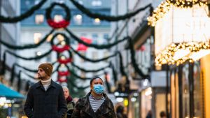 Ett orosmoln är trängseln i butiker, och den kommande mellandagsrean som ofta startar redan före jul. Bilden är tagen i Stockholm den 3 december. Människor på en gata i Stockholm.