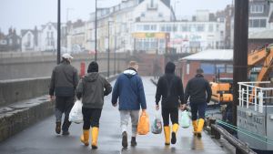 Fiskare avlägsnar sig från hamnen i Bridlington i England efter att handeln blockerats vid den franska gränsen. 21.12.2020.
