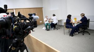 HUS-anställda fick de första coronavaccinerna i Finland. Personer får coronavaccin i Helsingfors universitetssjukhus den 27 december 2020.