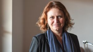 Elise Ercoli är ansvarig på Differenza Donna – en paraplyorganisation för antivåldscentrum och kvinnojourer i Italien. En blond medelålders kvinna småler i närbild.