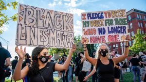 Många demonstrationer har ordnats med anledning av bland annat fallet Breonna Taylor i USA. Black Lives Matter-demonstrationerna har också spridit sig utanför USA. Personer demonstrerar i samband med en demonstration i Cincinnati den 4 september 2020.