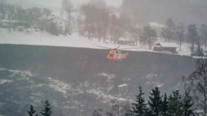 Helikoptrar arbetar flitigt med att undersöka rasområdet Helikoptrar arbetar flitigt med att undersöka rasområdet i Gjerdrum 30.12.2020