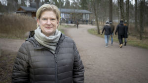 Ledande sakkunnig Mia Kontio intygar att Finland får igång en rask vaccinering då fler doser väl kommit till landet. Mia Kontio Lauttasaaressa.