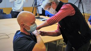 Akutläkare Teemu Pöytäkangas vaccineras av Minna Bonn. Akutläkaren Teemu Pöytäkangas coronavaccineras av Minna Bonn.