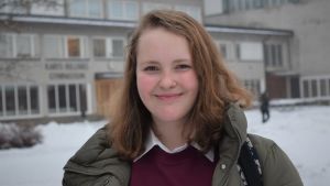 Ellen Hellberg önskar att tröskeln för att söka vård skulle vara lägre. Ellen Hellberg på Karis högstadiums skolgård.