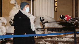 Om restriktionerna inte biter måste vi plocka fram begränsningar i rörelsefriheten, säger forsknings- och kulturminister Annika Saarikko (C). Tiede ja kulttuuriministeri Annika Saarikko saapuu säätytalolle.