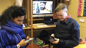 Fotokonsten har också hittat en ny plattform med mobiltelefonerna. Heidi Lunabba väljer ut foton till konstserie.