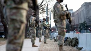 Nationalgardets soldater har kallats in i stora mängder för att hålla vakt före och under presidentskiftet Nationalgardets soldater bevakar Capitol Hill