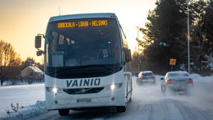 För att studerande ska kunna ta sig till Virkby krävs smidiga bussförbindelser bland annat mellan Ingå och Virkby. Linja-auto maantiellä Virkkala–Lohja–Helsinki-reitillä