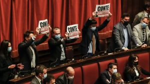 Italiens premiärminister Giuseppe Conti talar till underhuset 18.1.2021. Parlamentariker visar upp plakat med texten Conti, avgå! Italiens premiärminister Giuseppe Conti talar till underhuset 18.1.2021. Parlamentariker visar upp plakat med texten Conti, avgå!
