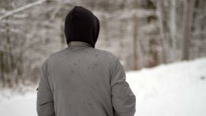 Irakiska Ali är orolig för vad som händer om hans nuvarande arbetsgivare inte längre har jobb åt honom. Personen på bilden är inte Ali. En ung man bakifrån i vinterlandskap.