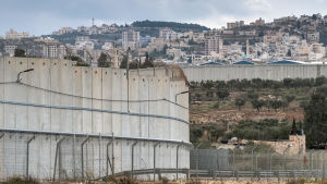 B’Tselem kritiserar Israel för att ha skapat fyra olika administrativa enheter där palestinier alltid är underställda judar, som kan röra sig fritt medan det krävs tillstånd för palestinier. Bilden är från Betlehem år 2018. B’Tselem kritiserar Israel för att ha skapat fyra olika administrativa enheter där palestinier alltid är underställda judar, som kan röra sig fritt medan det krävs tillstånd för palestinier. Bilden är från Betlehem år 2018.