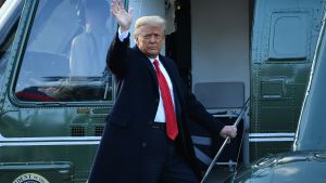 Hejdå, nu får ni sköta det bäst ni vill! Donald Trump vinkar på väg in i en helikopter.