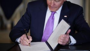 Joe Biden undertecknar presidentdekret på tisdagen 26 januari 2021.