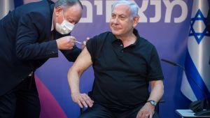 Israels premiärminister Benjamin Netanyahu hade redan den 9 januari 2021 fått båda doserna av covid-19-vaccinet  