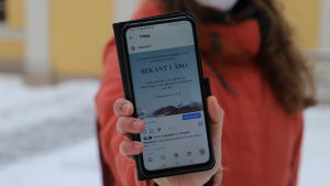 Andrea Södergård uppmanar alla som deltar i verksamheten att lägga till en hashtag med texten "bekantiåbo" ifall man publicerar bilder på sociala medier. Mobilskärm som visar en bild på instagram.