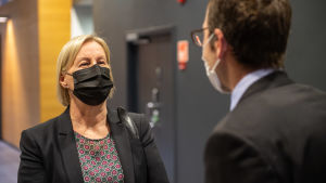 Åklagare Anja Rinkinen och advokat Jukka Juusela under rättegången den 2 februari 2021. Syyttäjä Anja Rinkinen ja asianajaja Jukka Juusela käräjäoikeudessa.