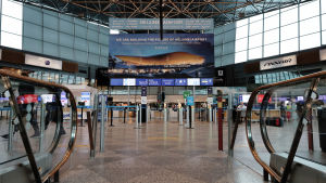 I år verkar det vara populärare att resa med egen bil än att flyga. Terminaali 2 Helsinki-Vantaan lentoasemalla koronapandemian aikana.