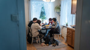 Jessica Lindgren har en hjärntumör. Hennes mamma Kristine Söderholm har tagit hand barnen under sjukdomsperioden.