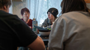 "Det kom som en chock för oss alla när hon fick diagnosen", säger Jessicas mamma Kristine Söderström. Tack vare Raseborgs stad har hon kunnat vara tjänstledig och hjälpa Jessica under sjukdomstiden. Jessica Lindgren äter middag med sin mamma och barn.