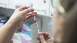 På grund av skillnader i språk i patientdatasystemen är det oklart exakt hur många som fått coronavaccin. Coronavaccin.