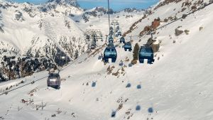 Coronaviruset spred sig som en löpeld på skidorten under sportlovet i fjol. Skidliftar i ett vintrigt landskap.