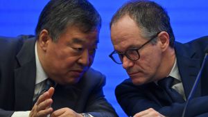 Liang Wannian (till vänster) talar med Peter Ben Embarek under en presskonferens 9.2.2021 Liang Wannian (till vänster) talar med Peter Ben Embarek (till höger) under en presskonferens 9.2.2021