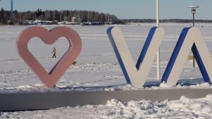 Sportlovet är på väg. I Vasa med omnejd och hela Österbotten finns många fina skidspår eller så kan man röra sig på isen där det är tryggt. . Vasa stads logo ute i vintrigt landskap vid Inre hamnen.