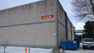Byggarbetena vid Axxells idrottshall har redan påbörjats, så att allt hinner bli klart till skolstarten. Byggarbeten vid skola.