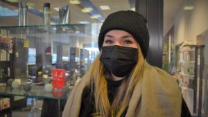 Frissastuderande Miranda Rautomaa ser fram emot att klippa hår på riktiga människor i stället för dockor. Frissastuderande Miranda Rautomaa på Axxell i Karis.
