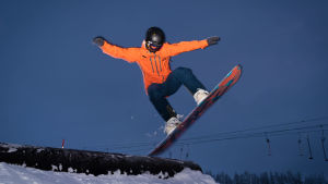 Kaisu Kovalainen hyppää lumilaudalla Ylläksellä.