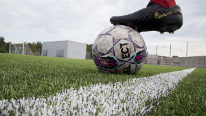 Det råder stor oklarhet om när det högsta fotbollsserierna i Sverige och i Finland kan dra igång igen. En fotboll på en konstgräsplan.