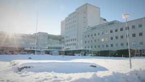Vasa sjukvårdsdistrikt och tre andra sjukvårdsdistrikt satsade nästan 300 miljoner euro på Cerners Millennium-system. Ljus byggnad i flera våningar, i förgrunden snö på marken.