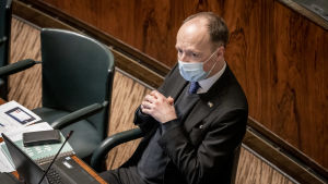 Sannfinländarnas partiordförande Jussi Halla-aho anser att det inte är befogat med begränsningar av rörelsefriheten ännu. Coronaviruset sprider sig betydligt sämre utomhus än inomhus, säger han till Helsingin Sanomat. Jussi Halla-aho eduskunnan kyselytunnilla 18.2.2021