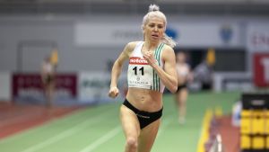 Sara Kuivisto höll rekordfart på 1500 meter. Sara Kuivisto löper iklädd Akilles dräkt.