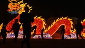 Wuhan, som var den första platsen i världen som blev hårt drabbad av covid-19, tog till strikta bekämpningsmetoder. Här förbereds nyårsfirande i Wuhan 11.2.2021 Förberedelse för nyårsfirande i Wuhan, Kina 11.2.2021