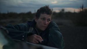 Mitt hem är min bil. Fern (Frances McDormand) firar jul i ett hem på hjul. Fran utanför sin paketbild.