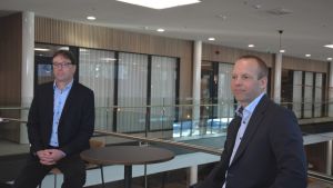 Mats Sundell och Stefan Sjöberg försöker själva leva miljömedvetet i vardagen. Mirkas Mats Sundell och Stefan Sjöberg sitter vid ett bord.