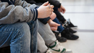 Många lärare har rektorsbehörighet, men väljer att inte söka de jobb som lediganslås. Sjundeklassare sitter i en skolkorridor.
