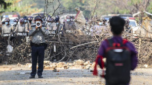 Demonstrationerna fortsätter på många andra håll i Myanmar än i Rangoon. Den här bilden togs i huvudstaden Naypyitaw på måndagen. Demonstrationerna fortsätter på många andra håll i Myanmar än i Rangoon. Den här bilden togs i huvudstaden Naypyitaw på måndagen.
