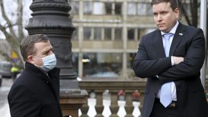 Samlingspartiet och Sannfinländarna ställer sig skeptiska till att införa begränsningar i rörelsefriheten. Samlingspartiets ordförande Petteri Orpo och Sannfinländarnas gruppordförande Ville Tavio utanför Ständerhuset i slutet av februari. Petteri Orpo och Ville Tavio står utanför Ständerhuset.