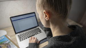Många är beroende av fungerande internet, särskilt nu i coronatider. Ung person skriver studerar vid bärbar dator.