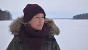 Karin Collins njuter av årstiderna i Hangö och av en riktig vinter med is på havet. Karin Collion på Stormärsans strand i Hangö.