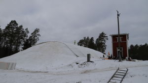 Snöhögen uppskattas vara 4000 kubikmeter stor. Stor snöhög. Snön sparas av skidåkare för att användas nästa säsong.