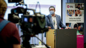 THL har uppmanat regeringen att snabbt gå in för begränsningar av rörelsefriheten i Nyland och Egentliga Finland. Mika Salminen är chef för hälsosäkerhetsavdelningen vid Institutet för hälsa och välfärd. Mika Salminen