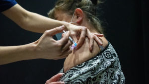Antalet vaccinerade i Finland var på torsdagen över 900 000 personer. Det motsvarar 19,2 procent av över 16-åringarna, framkom vid presskonferensen. En person får coronavaccin