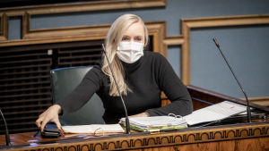 De grönas ordförande, inrikesminister Maria Ohisalo ser de hatiska skriverierna som ett sätt att tysta ner kvinnliga politiker. Maria Ohisalo i riksdagen.