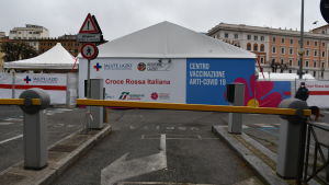 Vaccineringarna har kommit igång långsamt i Italien. Förra veckan stängde det här vaccineringscentret i Rom tillfälligt på grund av oron över Astra Zenecas vaccin En rad tält uppställda på ett torg i Rom. Det är ett vaccineringscenter
