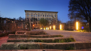 Berghain är en mytomspunnen technoklubb i Berlin. Den är namngiven efter sitt läge, på gränsen mellan stadsdelarna Kreuzberg och Friedrichshain och är inrymd i ett gammalt nedlagt kraftverk i Östberlin. Klubben är stängd för tillfället på grund av pandemin bild på technoklubben Berghain